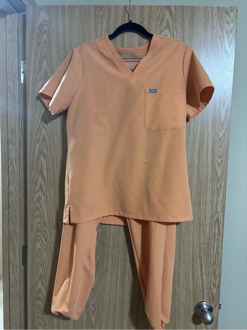 Figs Women's Scrub Set in Shaka Orange

Medium top
Medium Bottom